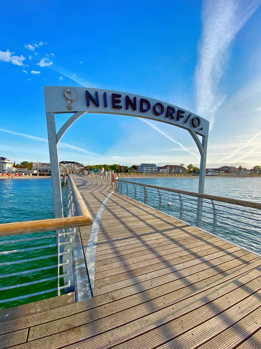 Seebrücke mit dem Schriftzug NIENDORF/O.